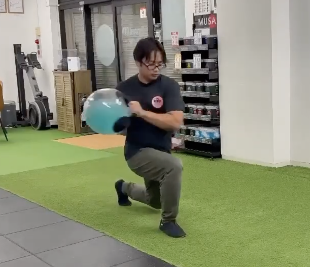 フロントローテーションランジウィズウォーターボール