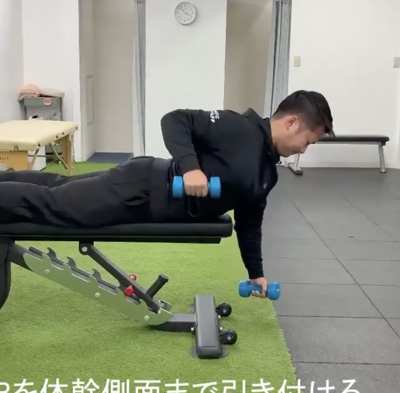 ダンベルプローンツイストロウ